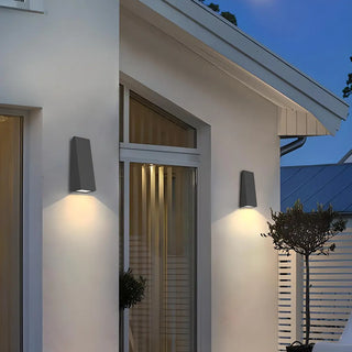 Minimalist Triangle Black Metal Outdoor LED Wall Light Zawala Image - 1