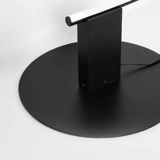 Artistic Black Face-Shaped Linear Metal Floor Lamp Zawala Image - 6