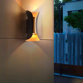Black Modern Curved Aluminum Outdoor LED Wall Light Zawala Image - 2